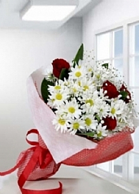 papatyalar ve 5 adet gül 